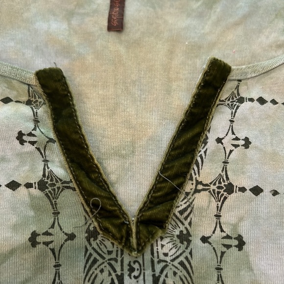 Bell Sleeve Tie Die Graphic Tee - Picture 3 of 9